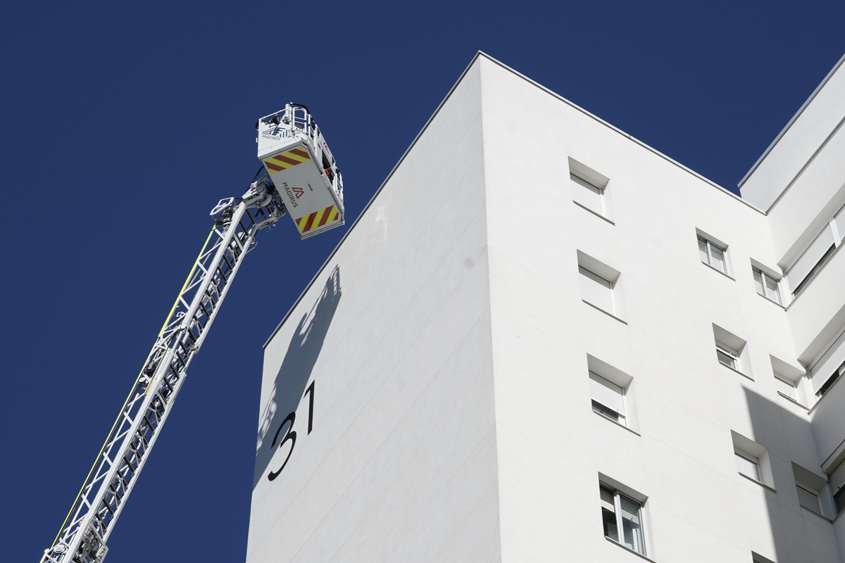 El presidente de la Diputación de Valladolid presenta el nuevo vehículo escala del Servicio de Extinción de Incendios  / RUBÉN CACHO / ICAL