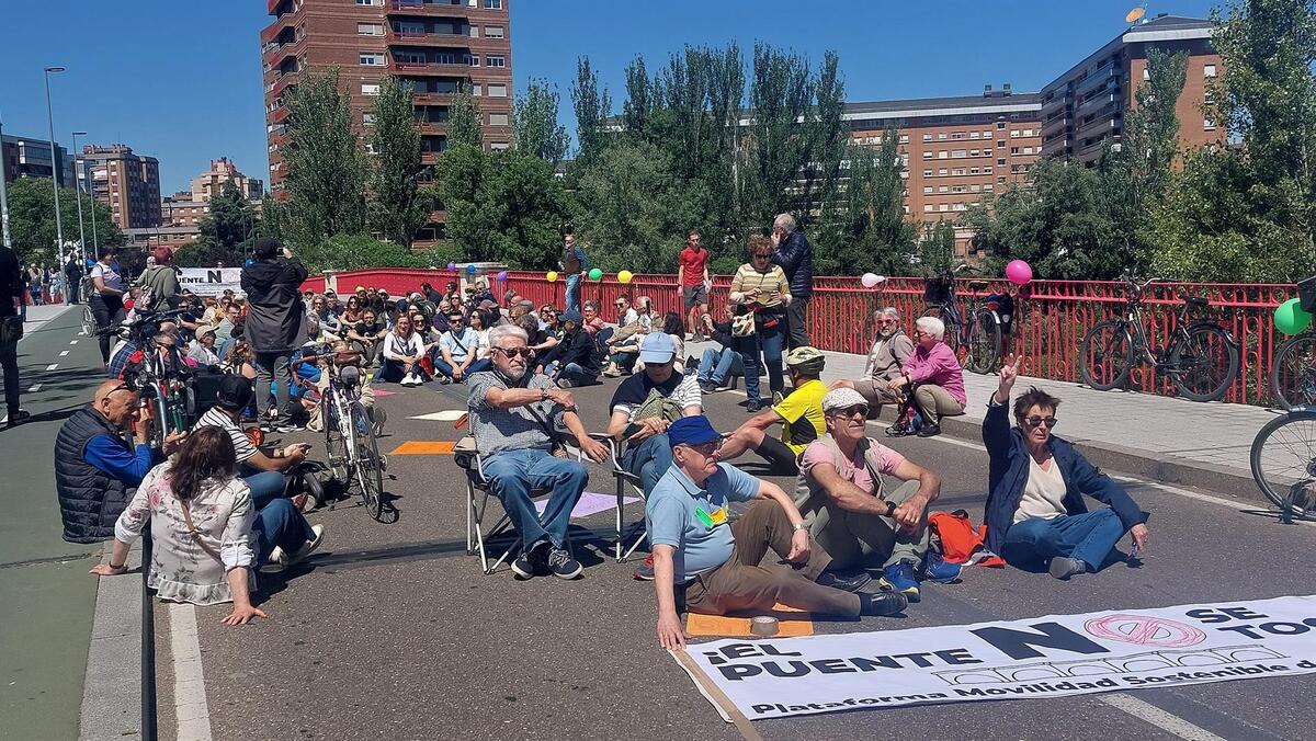 Un centenar de personas realizan una 'sentada' en el Puente de Poniente de Valladolid.   / E. PRESS