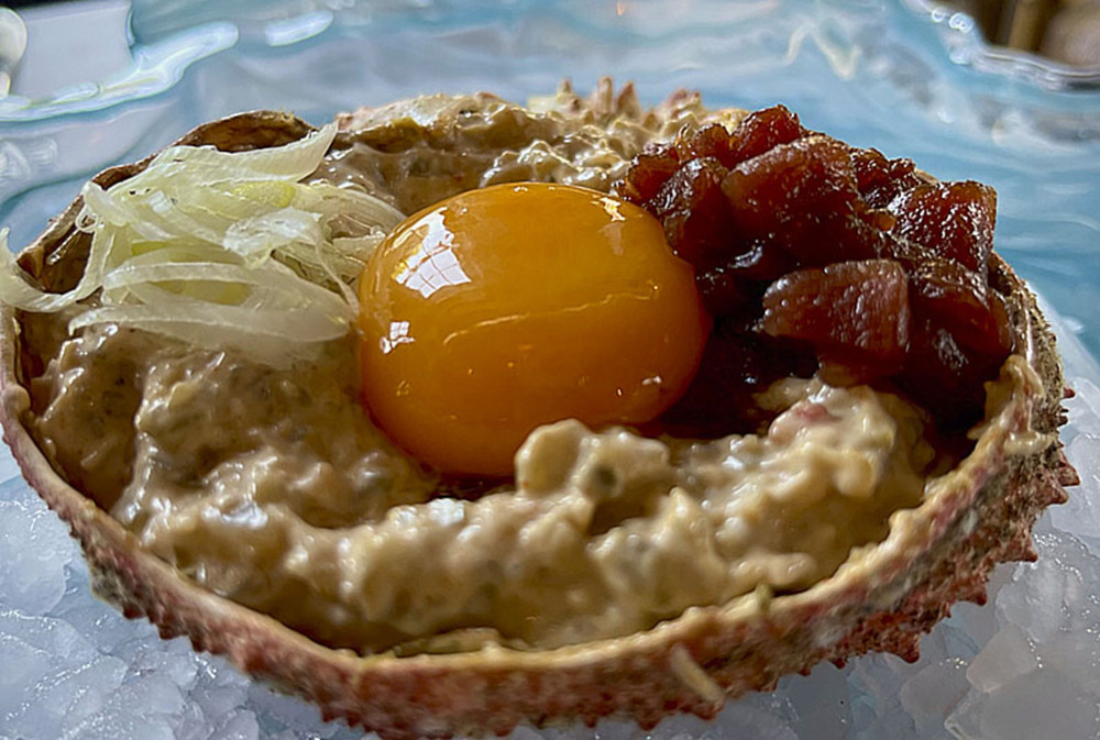 Ensaladilla de centollo sin patata, tartar de atún y yema ecológica.