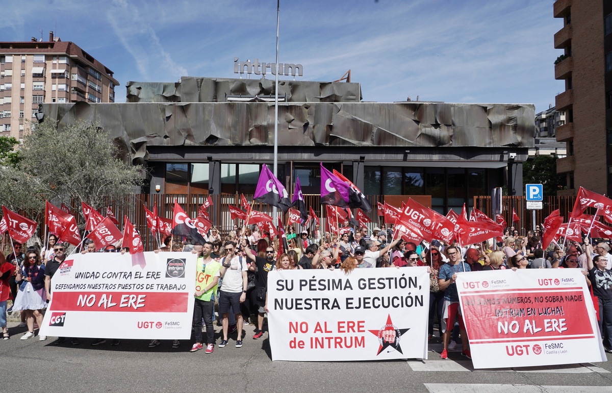 Manifestación para defender los empleos en Intrum  / RUBÉN CACHO (ICAL)