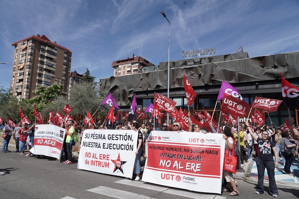 Manifestación para defender los empleos en Intrum  / RUBÉN CACHO (ICAL)