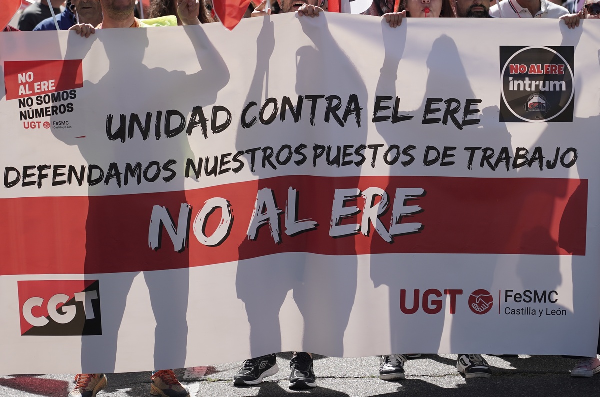 Manifestación para defender los empleos en Intrum  / RUBÉN CACHO (ICAL)