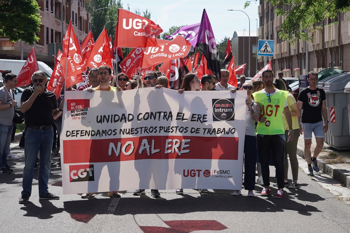 Manifestación para defender los empleos en Intrum  / RUBÉN CACHO (ICAL)