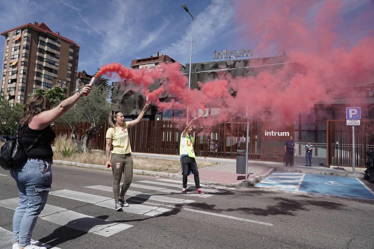 Manifestación para defender los empleos en Intrum  / RUBÉN CACHO (ICAL)