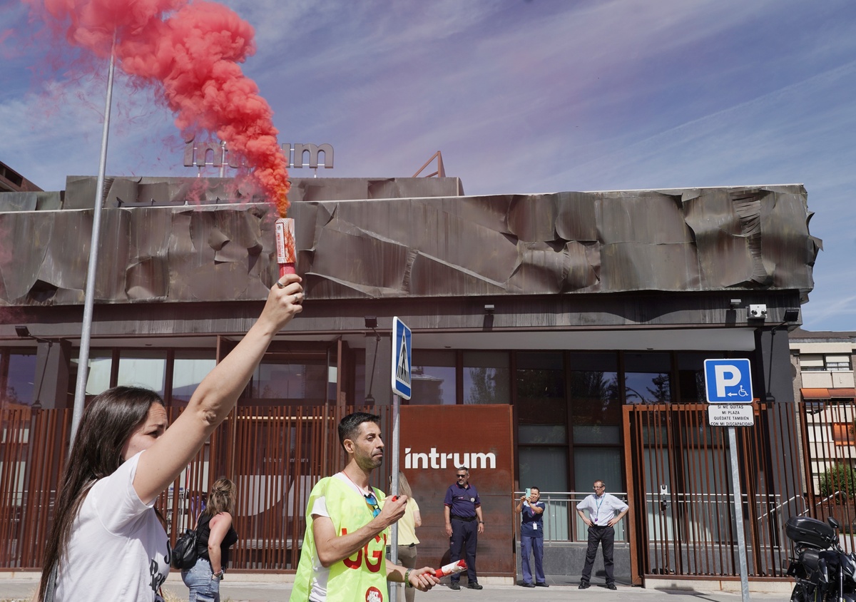 Manifestación para defender los empleos en Intrum  / RUBÉN CACHO (ICAL)