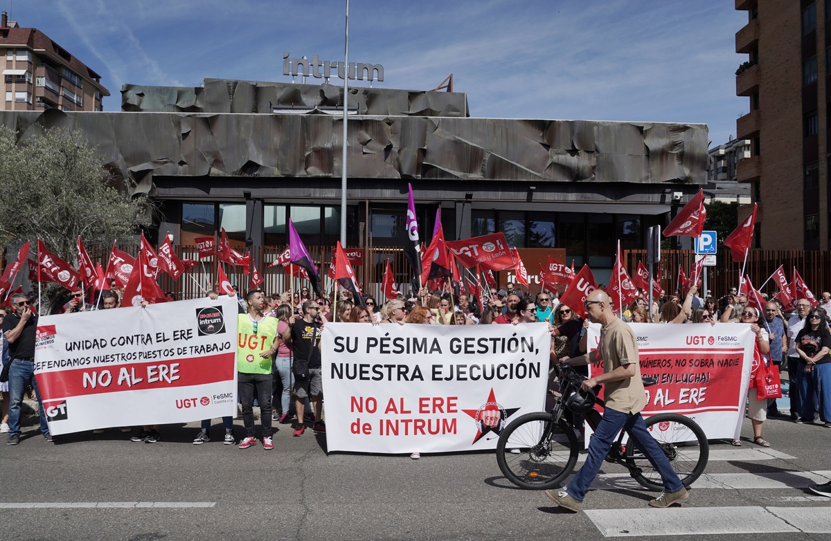 Manifestación para defender los empleos en Intrum  / RUBÉN CACHO (ICAL)