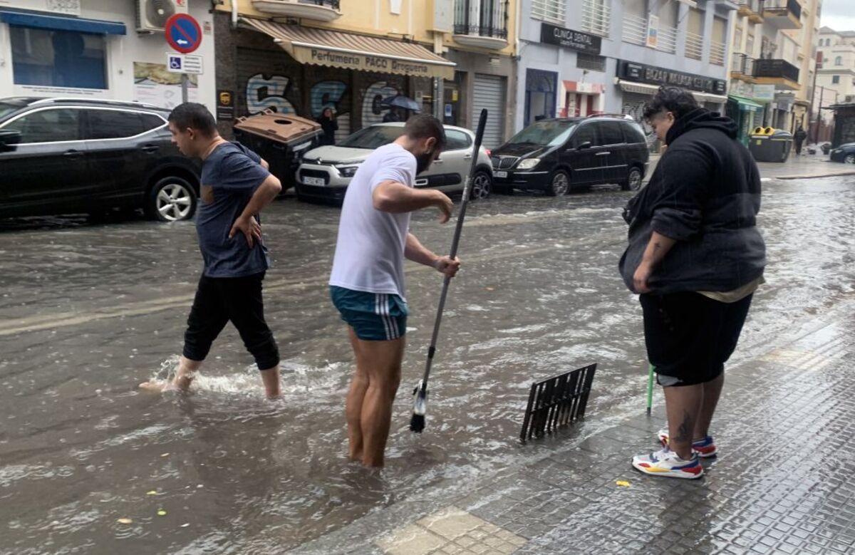 Las trombas de agua y granizo inundan algunas de las principales avenidas de Málaga  / MONTSERRAT MARTÍNEZ