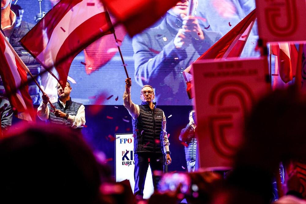 El presidente y principal candidato del Partido de la Libertad de Austria (FPÖ), Herbert Kickl, ondea una bandera durante el mitin electoral del partido en Viena. 