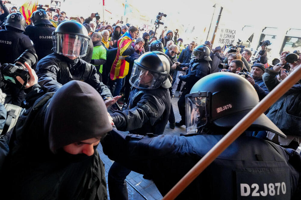 Incidentes entre manifestantes y mossos d'Esquadra durante una manifestación promovida por los CDR. 
