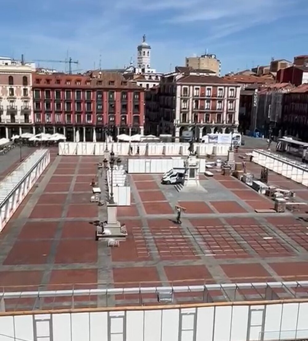 La Plaza Mayor muta de la fiesta del fútbol a la de las letras