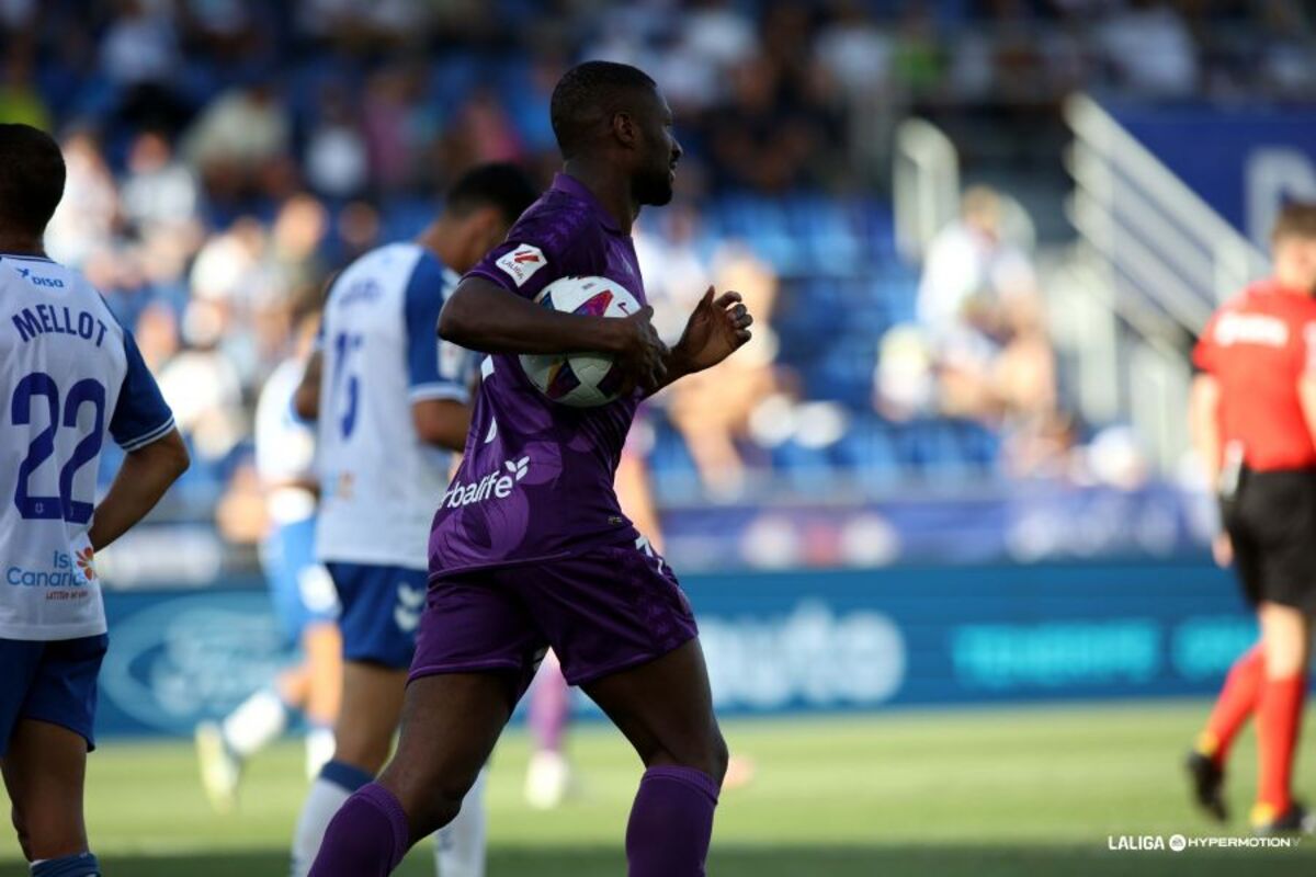 Imagen del Tenerife-Real Valladolid.  / LALIGA