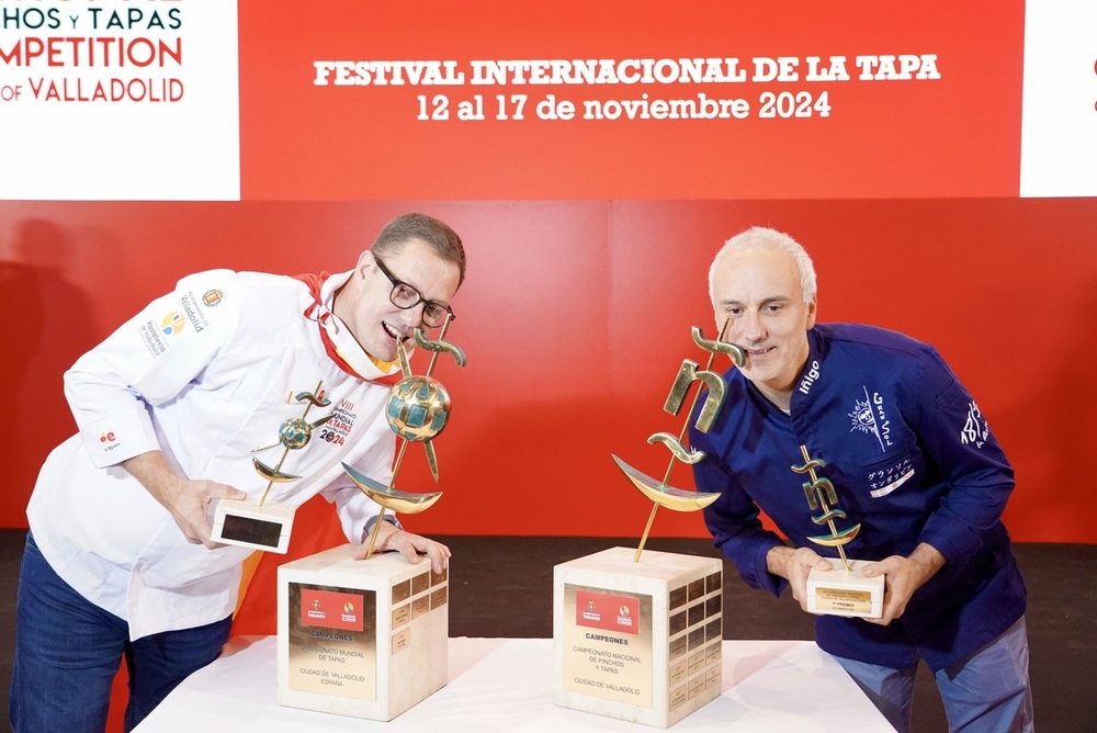 Teo Rodríguez (i) e Íñigo Tizón posan con sus premios.