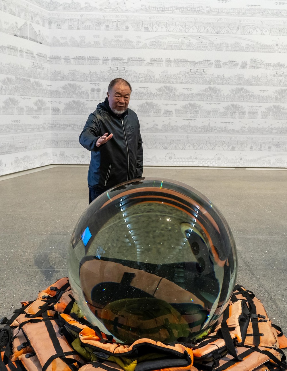 El artista chino Ai Weiwei, junto a una de sus piezas en la exposición inaugurada en el Musac de León.