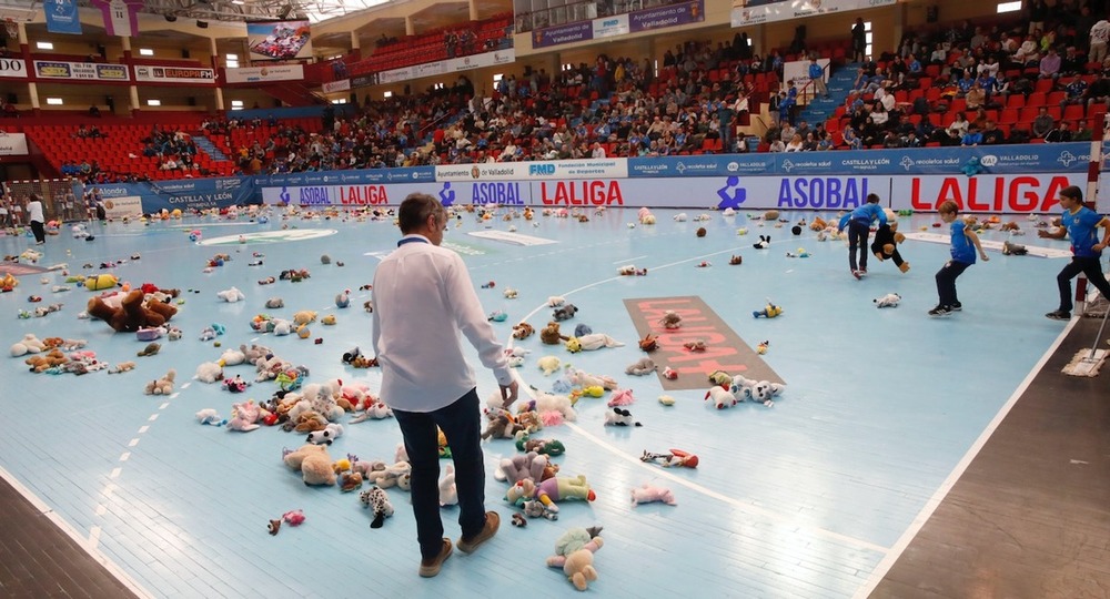 Imagen de la lluvia de peluches en Huerta del Rey.