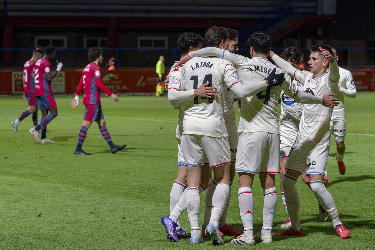 Imagen de celebración de uno de los goles del Real Valladolid en Ávila.  / EFE.