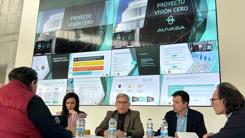 Presentación del proyecto 'Visión Cero' en Auvasa para montar sistemas avanzados de asistencia (ADAS) en los autobuses.