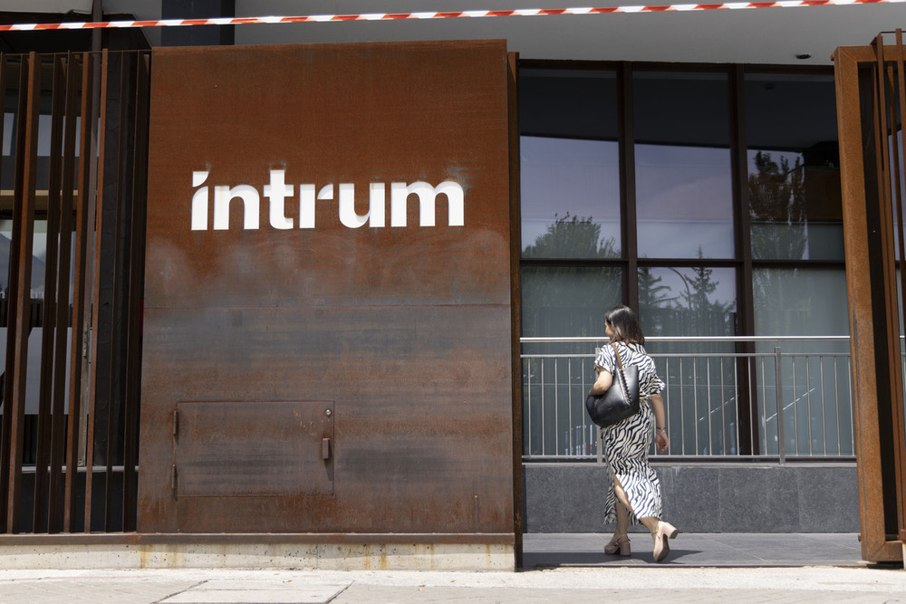 Entrada al centro de trabajo de Intrum en Valladolid.