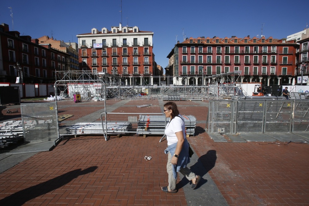 Desmontan el escenario de la Plaza Mayor  / J.T.