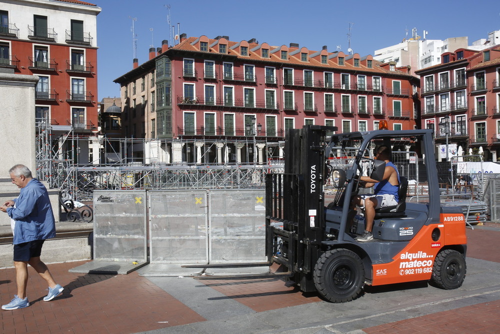 Desmontan el escenario de la Plaza Mayor  / J.T.