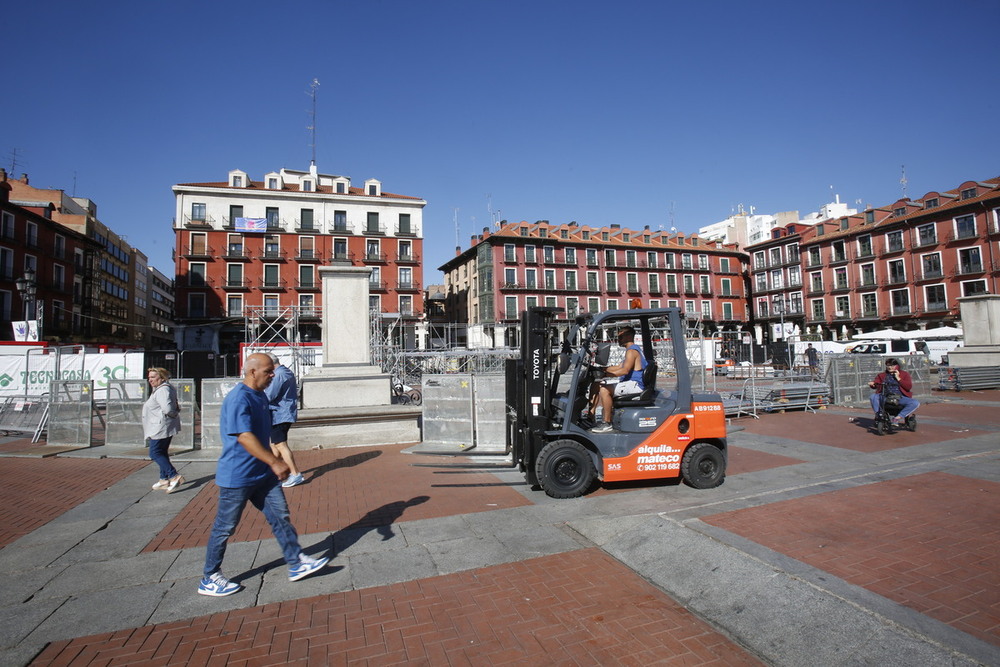 Desmontan el escenario de la Plaza Mayor  / J.T.