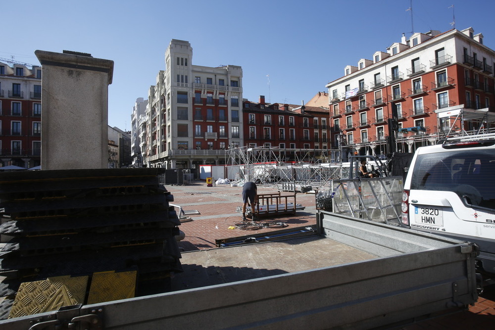 Desmontan el escenario de la Plaza Mayor  / J.T.