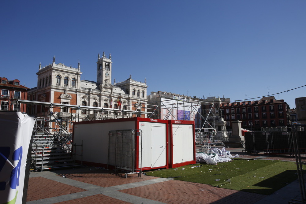 Desmontan el escenario de la Plaza Mayor  / J.T.