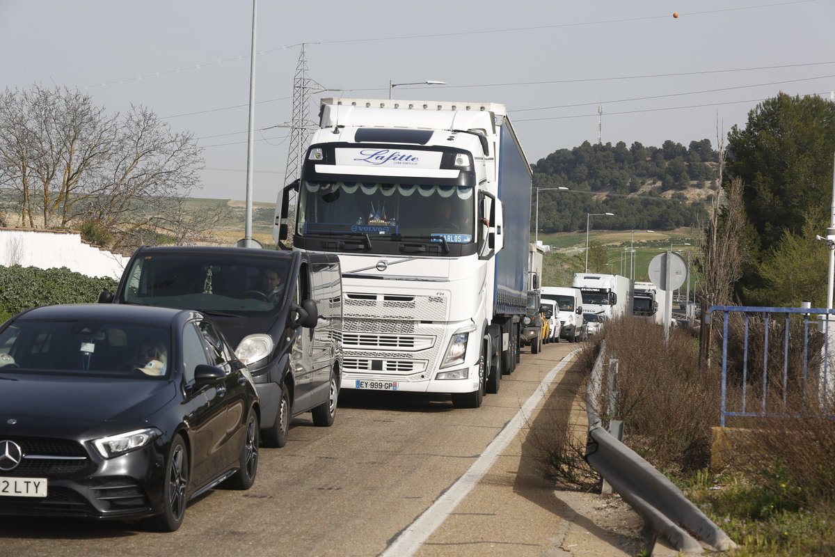 Camiones cargados con palas eólicas atascan la N-601.  / JONATHAN TAJES