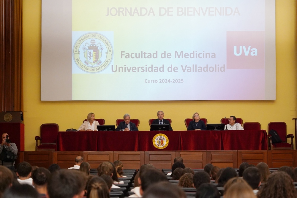 El rector de la UVa Antonio Largo da la bienvenida a estudiantes de Medicina en la inauguración del curso en la Universidad de Valladolid.