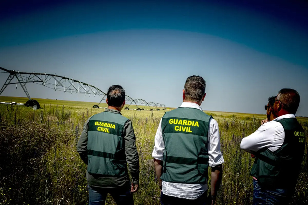 Guardias civiles en una explotación agraria, en una imagen de archivo. 