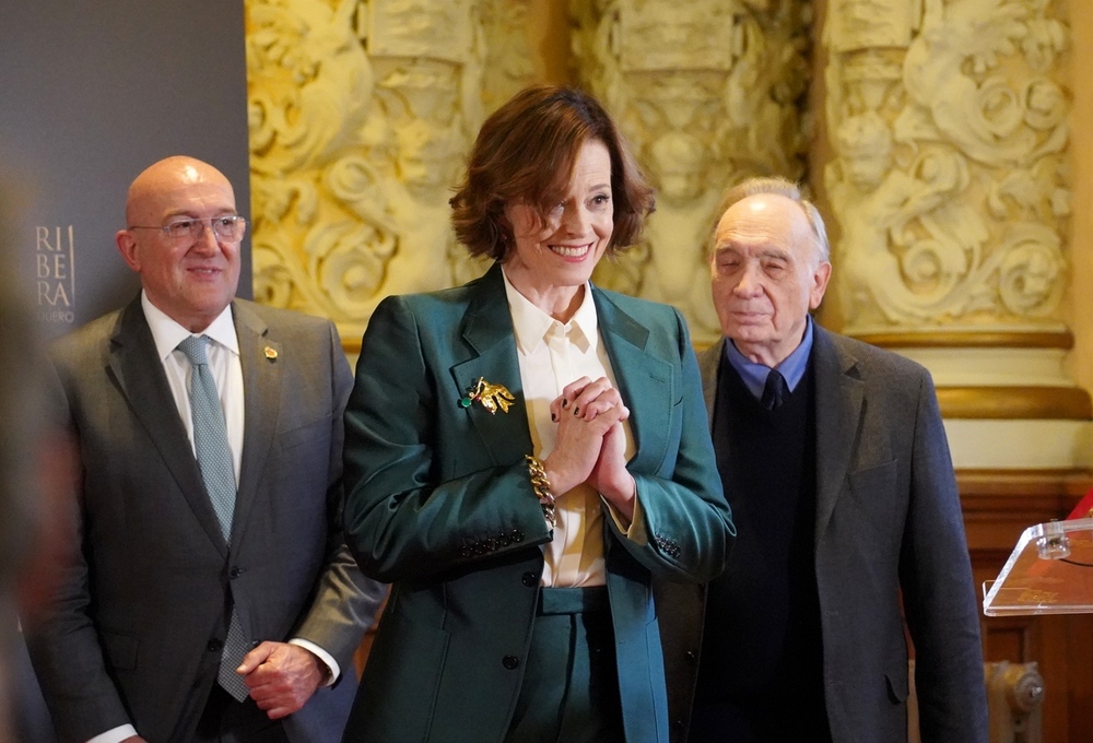 Sigourney Weaver, con el alcalde, Jesús Julio Carnero, y el presidente de la Academia de Cine, Fernando Méndez-Leite.