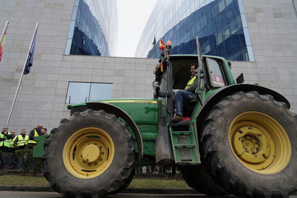 Tractorada por las calles de Valladolid  / RUBÉN CACHO / ICAL