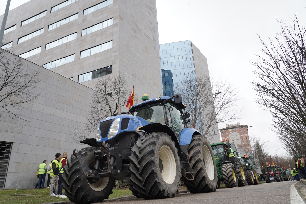 Tractorada por las calles de Valladolid  / RUBÉN CACHO / ICAL