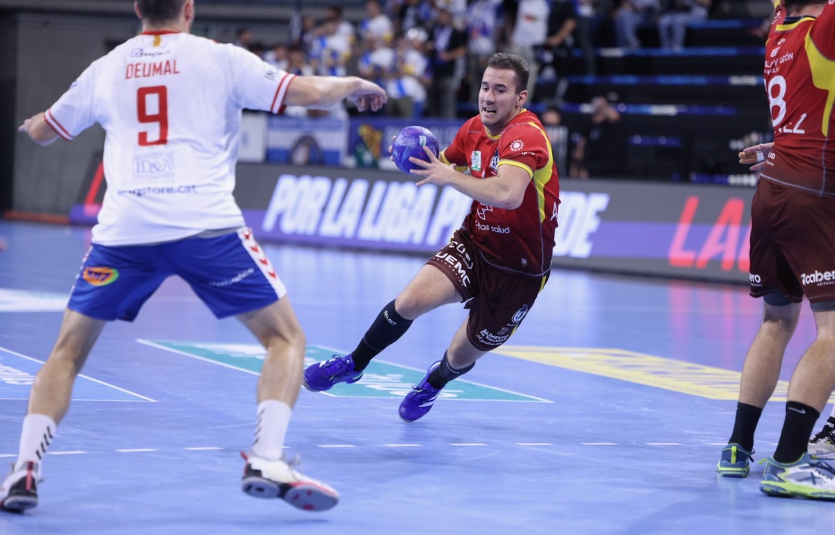 Partido de Liga Plenitude disputado entre Fraikin Granollers y Atlético Valladolid Recoletas.  / XABIER SOLANAS