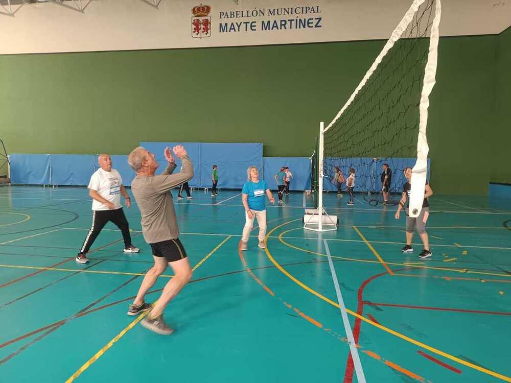 Éxito en la jornada de voleibol y minitenis para mayores de 55 años en Santovenia de Pisuerga.