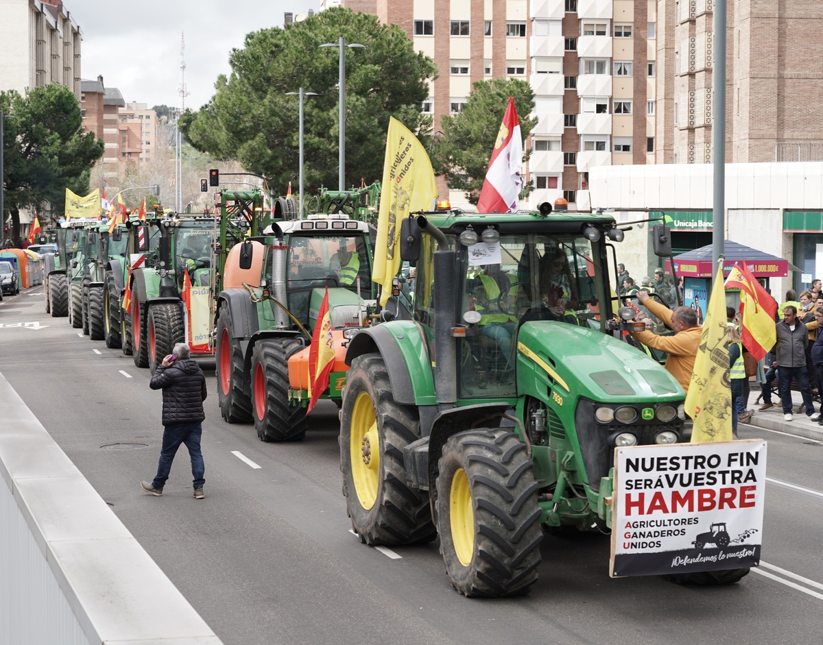 Tractorada por las calles de Valladolid  / RUBÉN CACHO / ICAL