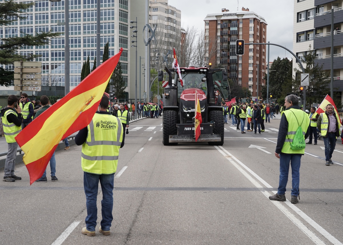 Tractorada por las calles de Valladolid  / RUBÉN CACHO / ICAL