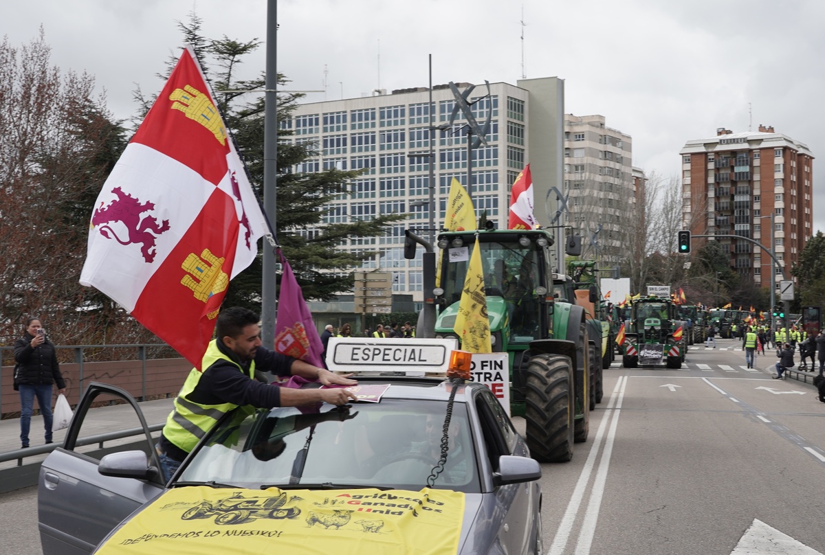 Tractorada por las calles de Valladolid  / RUBÉN CACHO / ICAL