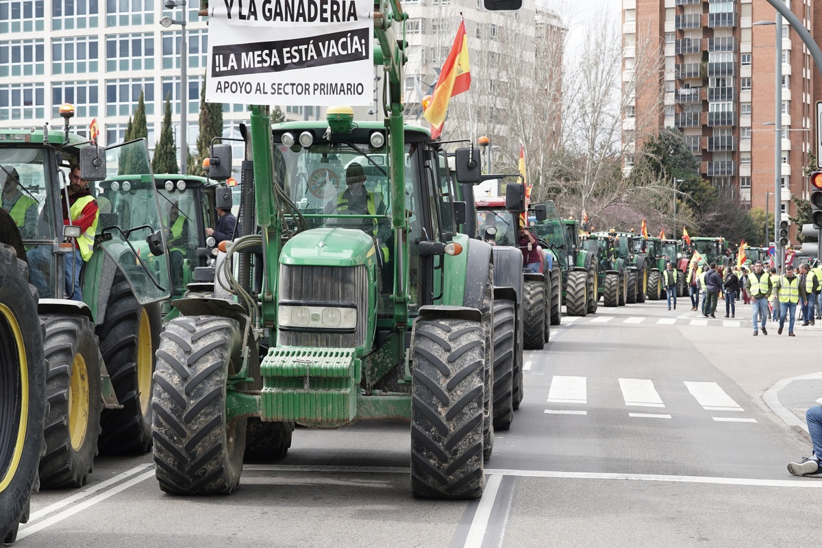 Tractorada por las calles de Valladolid  / RUBÉN CACHO / ICAL