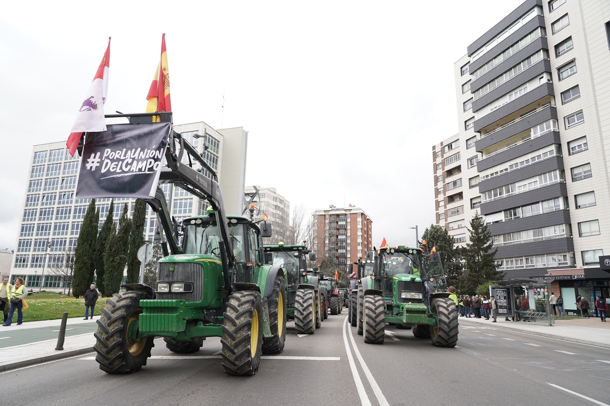 Tractorada por las calles de Valladolid  / RUBÉN CACHO / ICAL