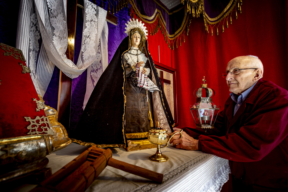 Alejandro Angulo, de tapicerías Angulo, restaura obras de diferentes hermandades de Semana Santa.