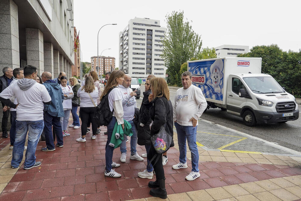 Trabajadores y miembros del comité de empresa de la factoría de Bimbo en Valladoli, este miércoles antes de entrar a la reunión con la dirección de la empresa tras el anuncio de esta del cierre de la fábrica que afecta a más de 160 personas