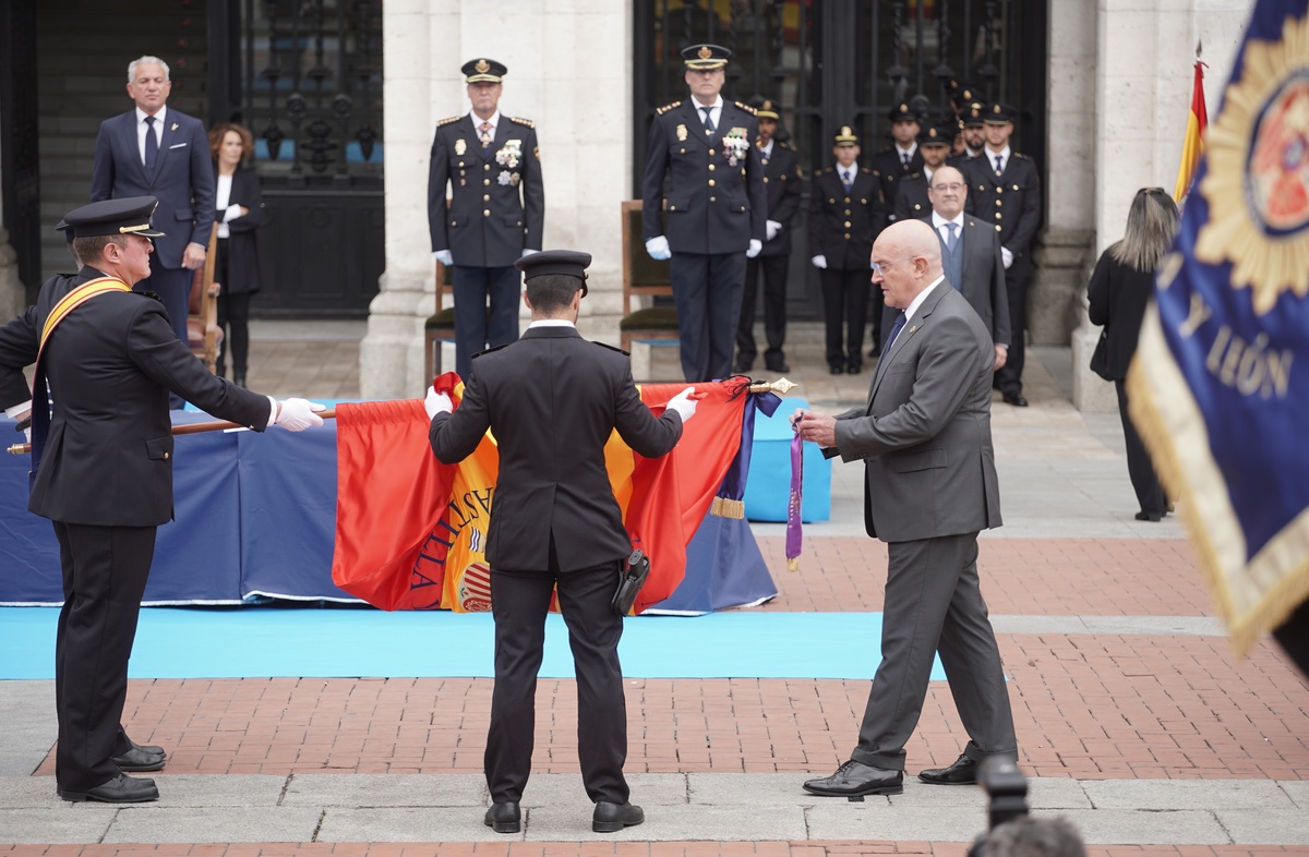 Acto de entrega de la Medalla de Oro de la Ciudad de Valladolid a la Policía Nacional.  / RUBÉN CACHO (ICAL)