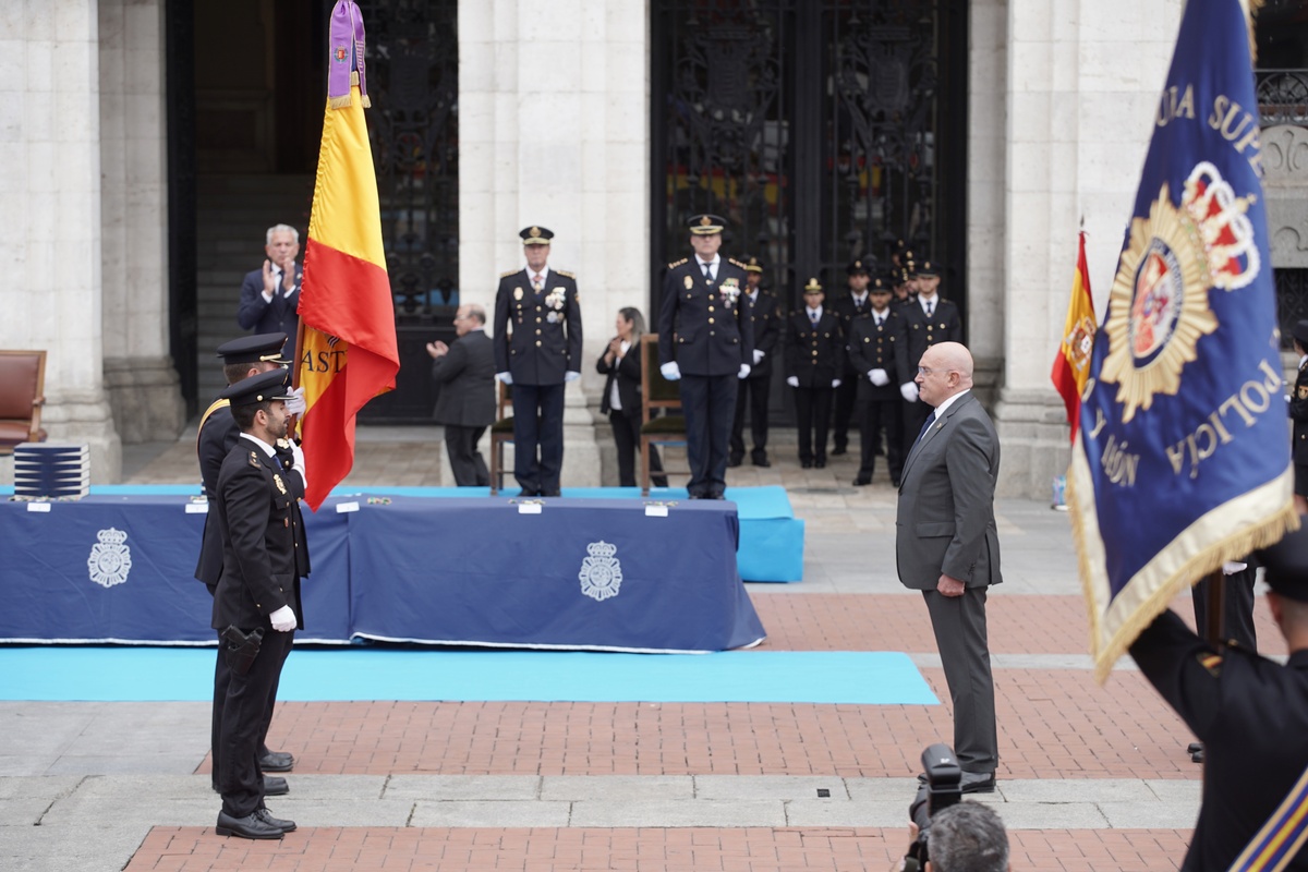 Acto de entrega de la Medalla de Oro de la Ciudad de Valladolid a la Policía Nacional.  / RUBÉN CACHO (ICAL)