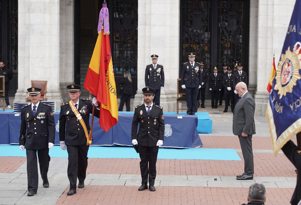 Acto de entrega de la Medalla de Oro de la Ciudad de Valladolid a la Policía Nacional.  / RUBÉN CACHO (ICAL)