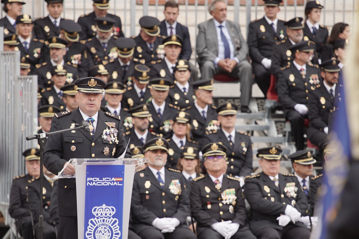 Acto de entrega de la Medalla de Oro de la Ciudad de Valladolid a la Policía Nacional.  / RUBÉN CACHO (ICAL)