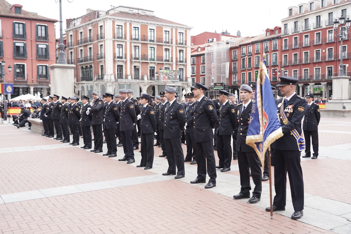 Acto de entrega de la Medalla de Oro de la Ciudad de Valladolid a la Policía Nacional.  / RUBÉN CACHO (ICAL)