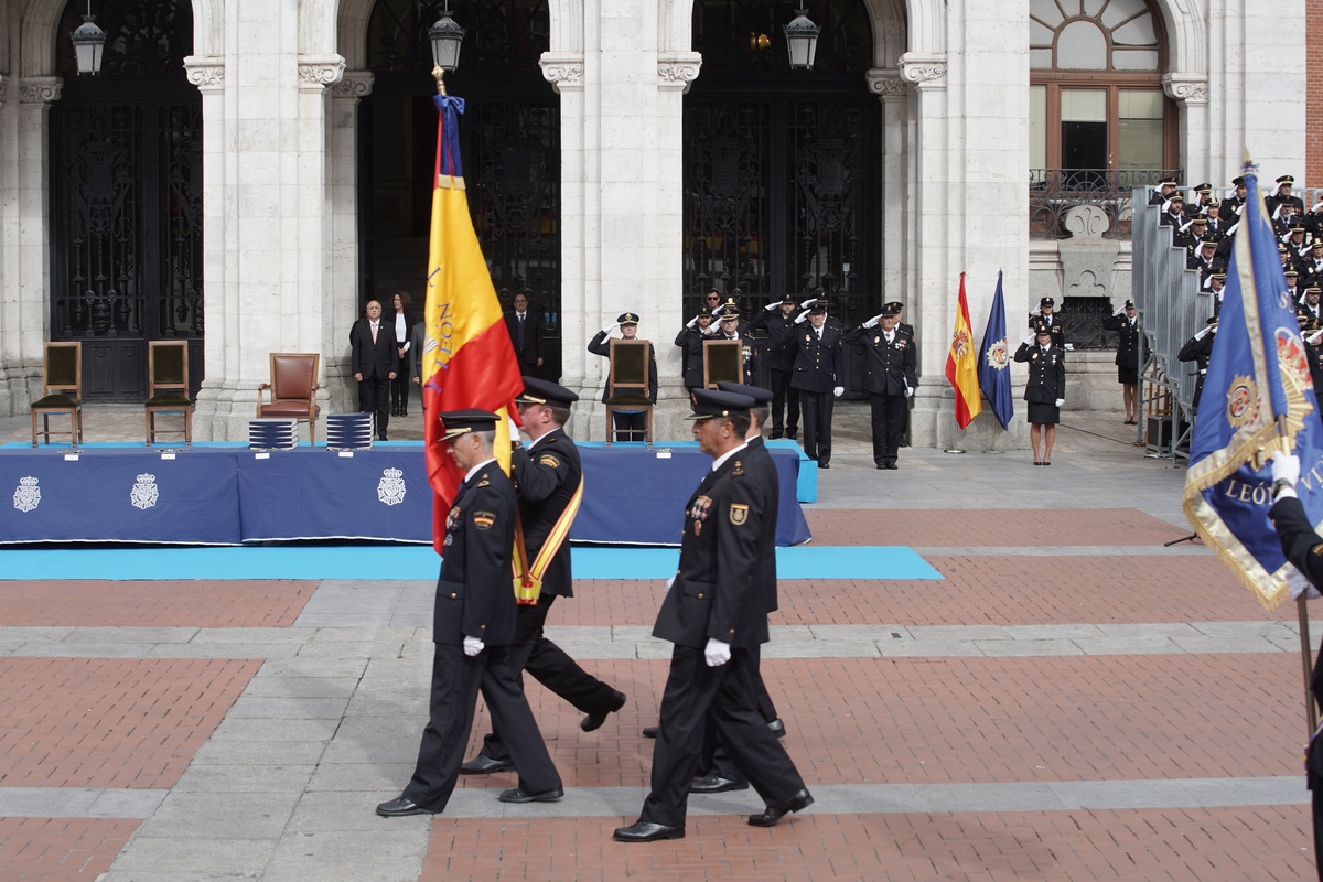 Acto de entrega de la Medalla de Oro de la Ciudad de Valladolid a la Policía Nacional.  / RUBÉN CACHO (ICAL)