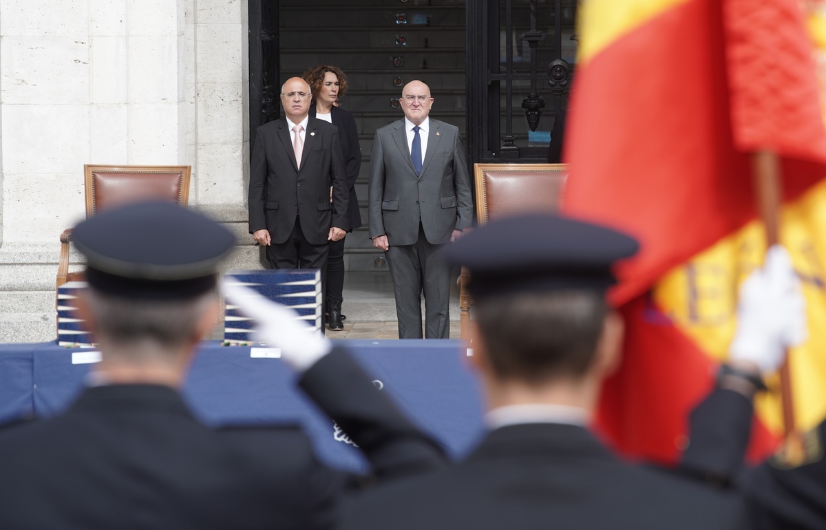 Acto de entrega de la Medalla de Oro de la Ciudad de Valladolid a la Policía Nacional.  / RUBÉN CACHO (ICAL)