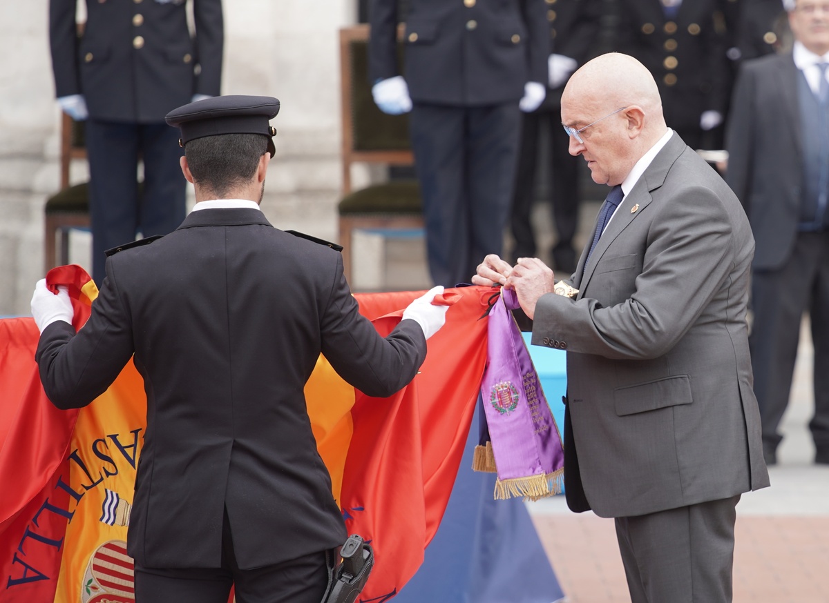 Acto de entrega de la Medalla de Oro de la Ciudad de Valladolid a la Policía Nacional.  / RUBÉN CACHO (ICAL)