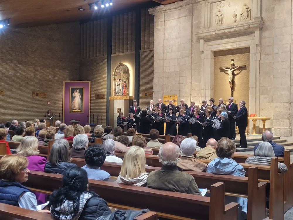 La coral vallisoletana en la iglesia de San Ildefonso en el concierto solidario 'Acompañar la soledad no deseada'.